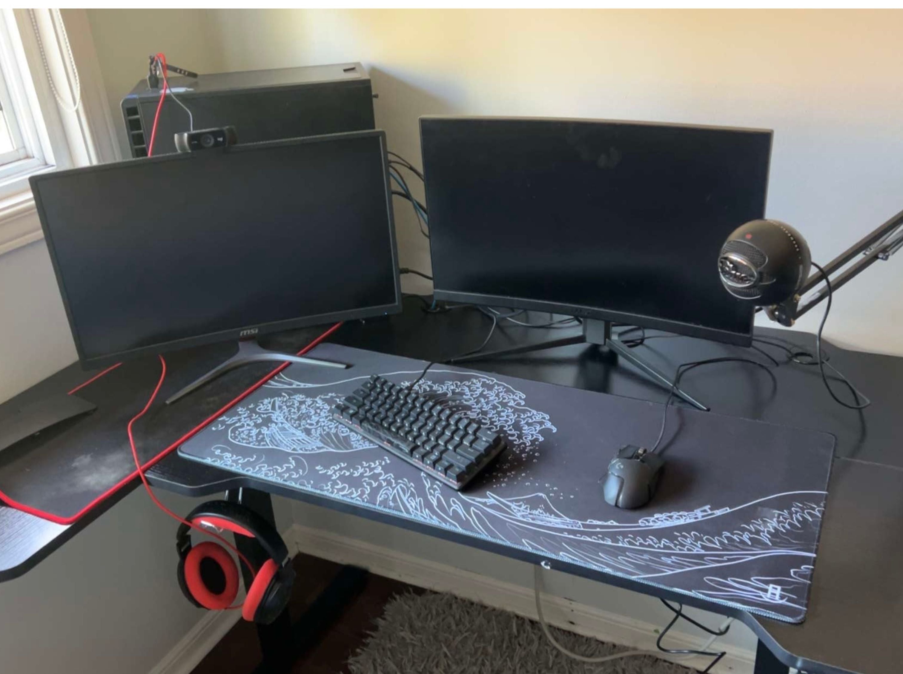 Black setup with a black wave of kanagawa gaming mouse pad