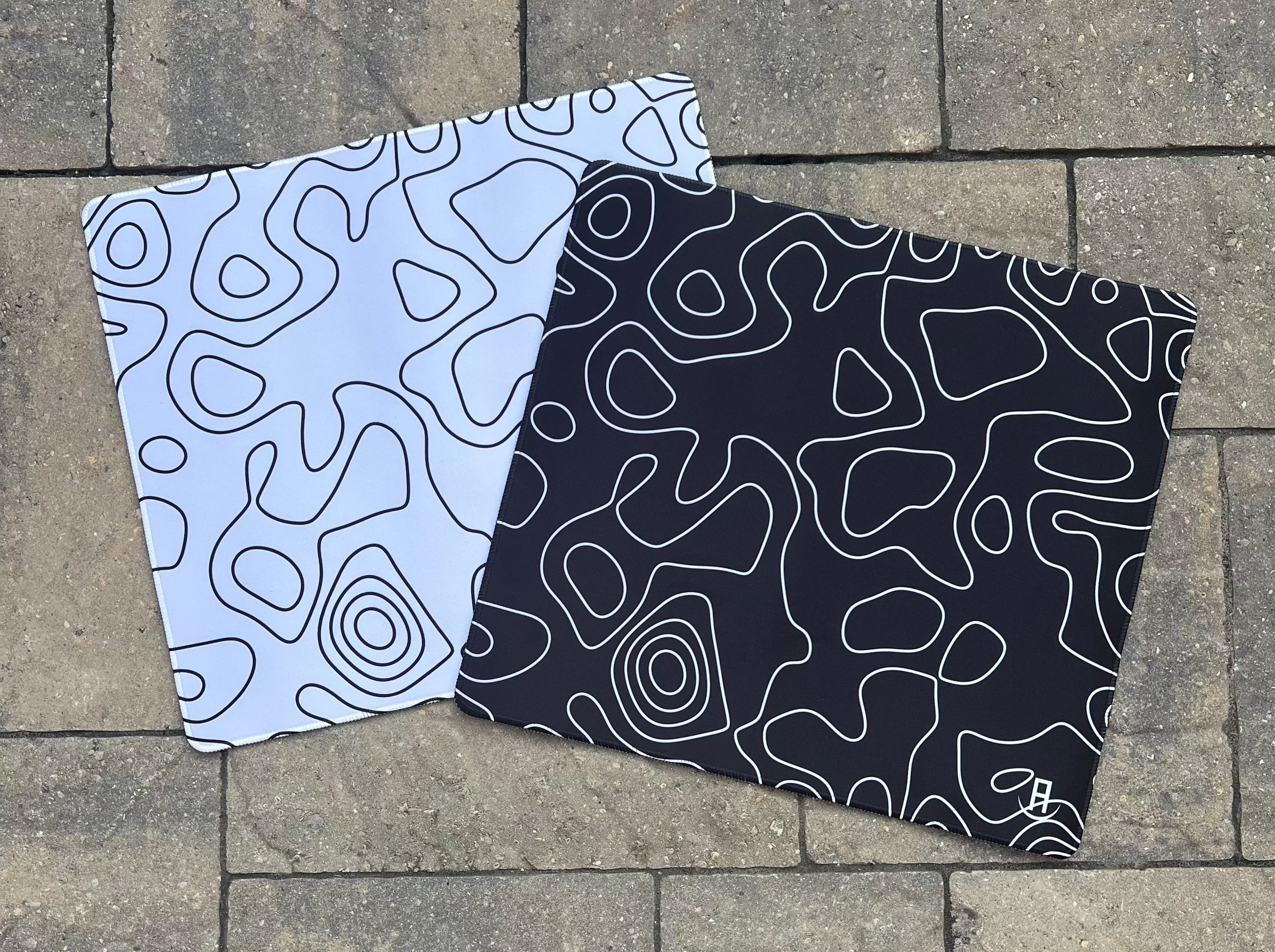 gaming mousepad/deskpad white topography and black topography design