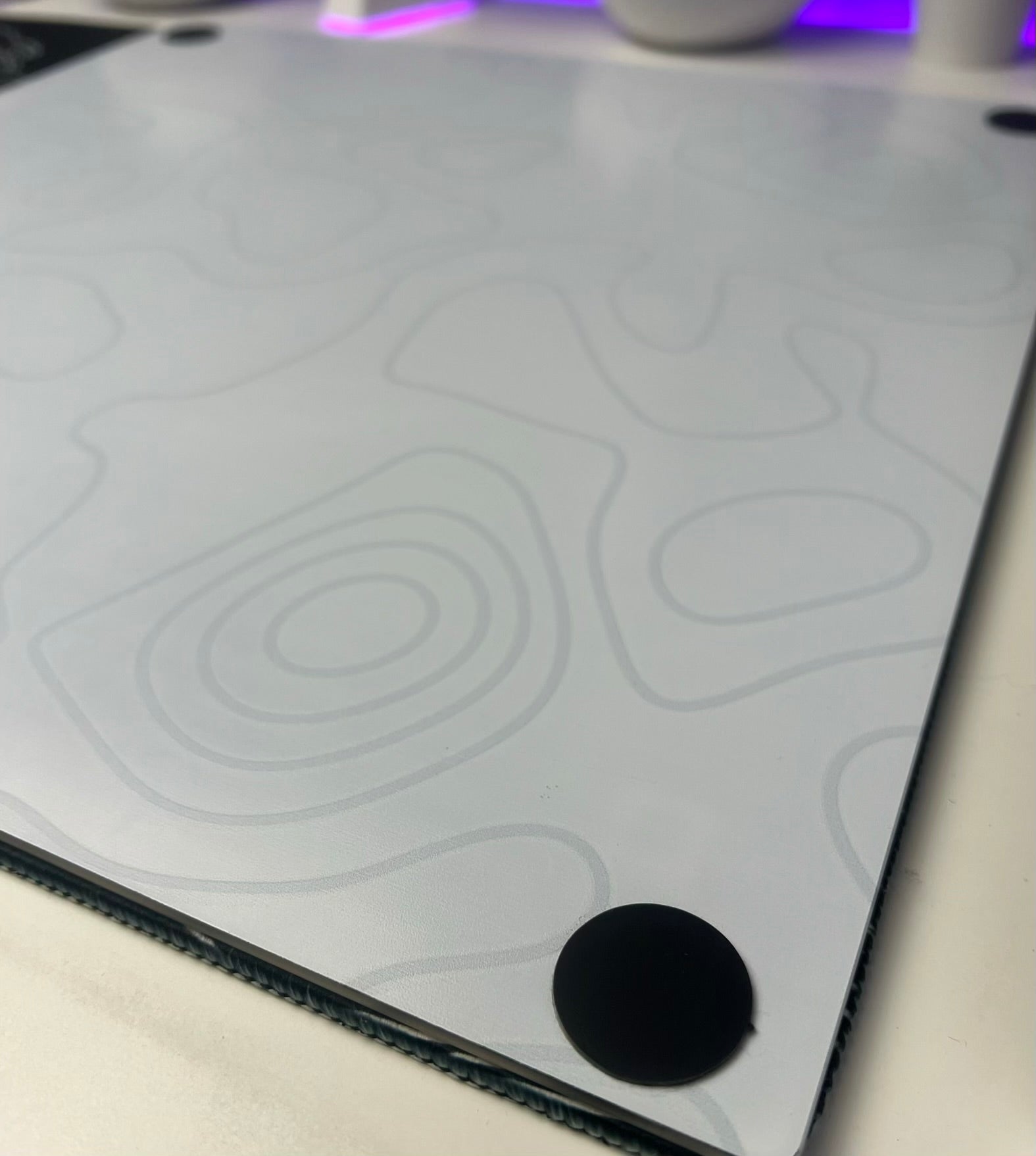 Picture of glass mousepad rubber anti slip feet
